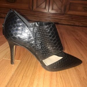 Vince Camuto black snake skin heals